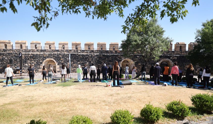 Nevşehir Kalesi'nde Kadınlara Ücretsiz Yoga ve Aerobik Pilates Etkinliği