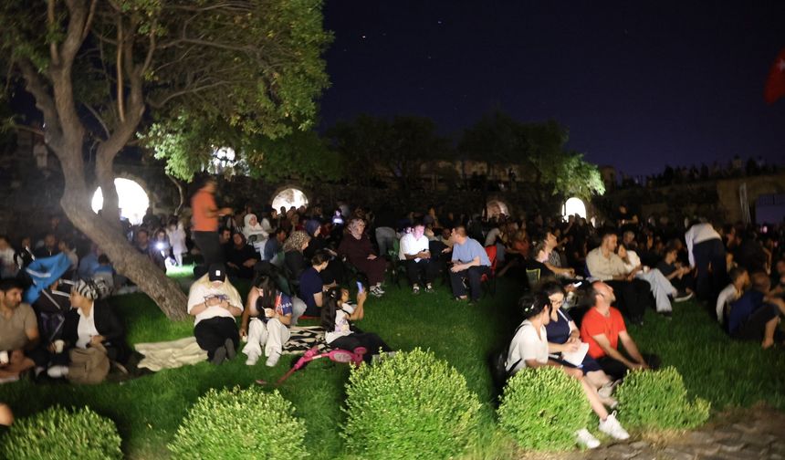 Nevşehirliler Perseid Meteor Yağmurunu Kalede Canlı Müzikle İzledi