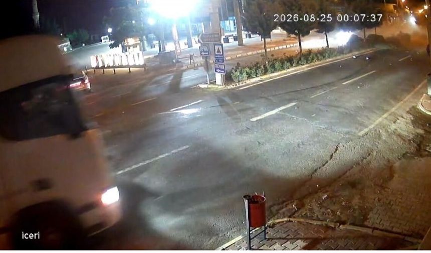 Kontrolden çıkan otomobil karşı şeride geçti, tır şoförünün dikkati faciayı önledi