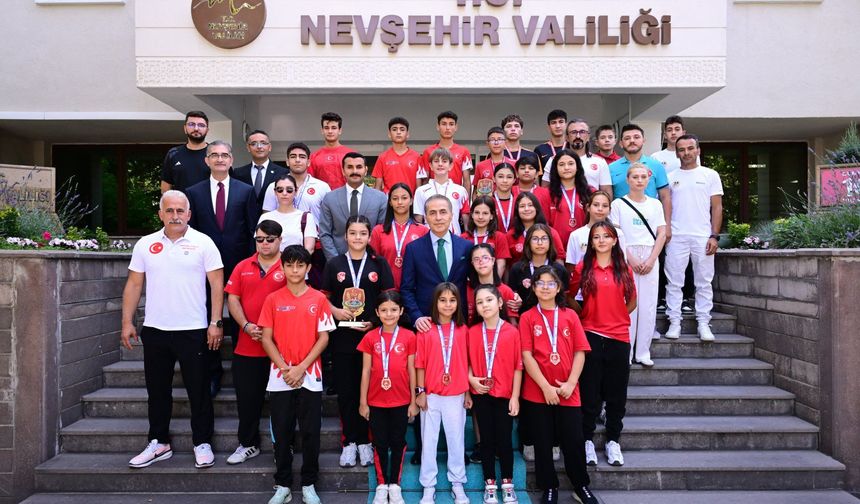 Şampiyon Sporculardan Vali Hüseyin Kök’e Ziyaret