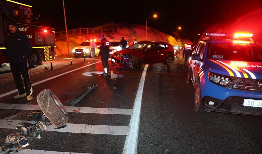 Nevşehir'de İki Otomobil Kafa Kafaya Çarpıştı: 5 Yaralı
