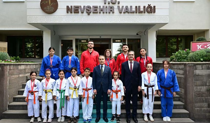 Nevşehirli Başarılı Sporculardan Vali Hüseyin Kök’e Ziyaret