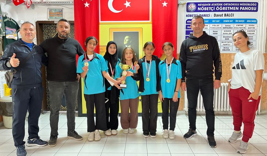 Nevşehir Atatürk Ortaokulu Küçük Kızlar Atletizmde İl Birincisi Oldu
