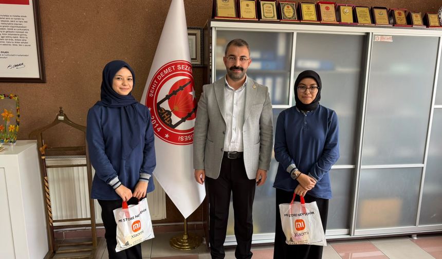 Karapınar Belediye Başkanı Yasin Güneş’ten Başarılı Öğrencilere Ödül ve Plaket