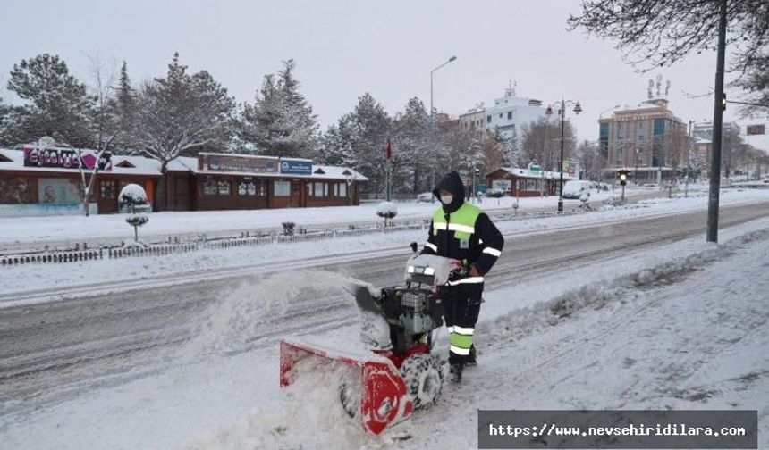 Yol Ve Kaldırımlarda Kar Temizliği Devam Ediyor