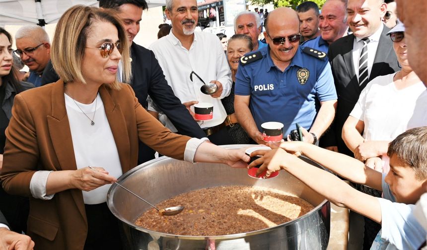 Vali Becel Hacıbektaş'ta Aşure Dağıttı 