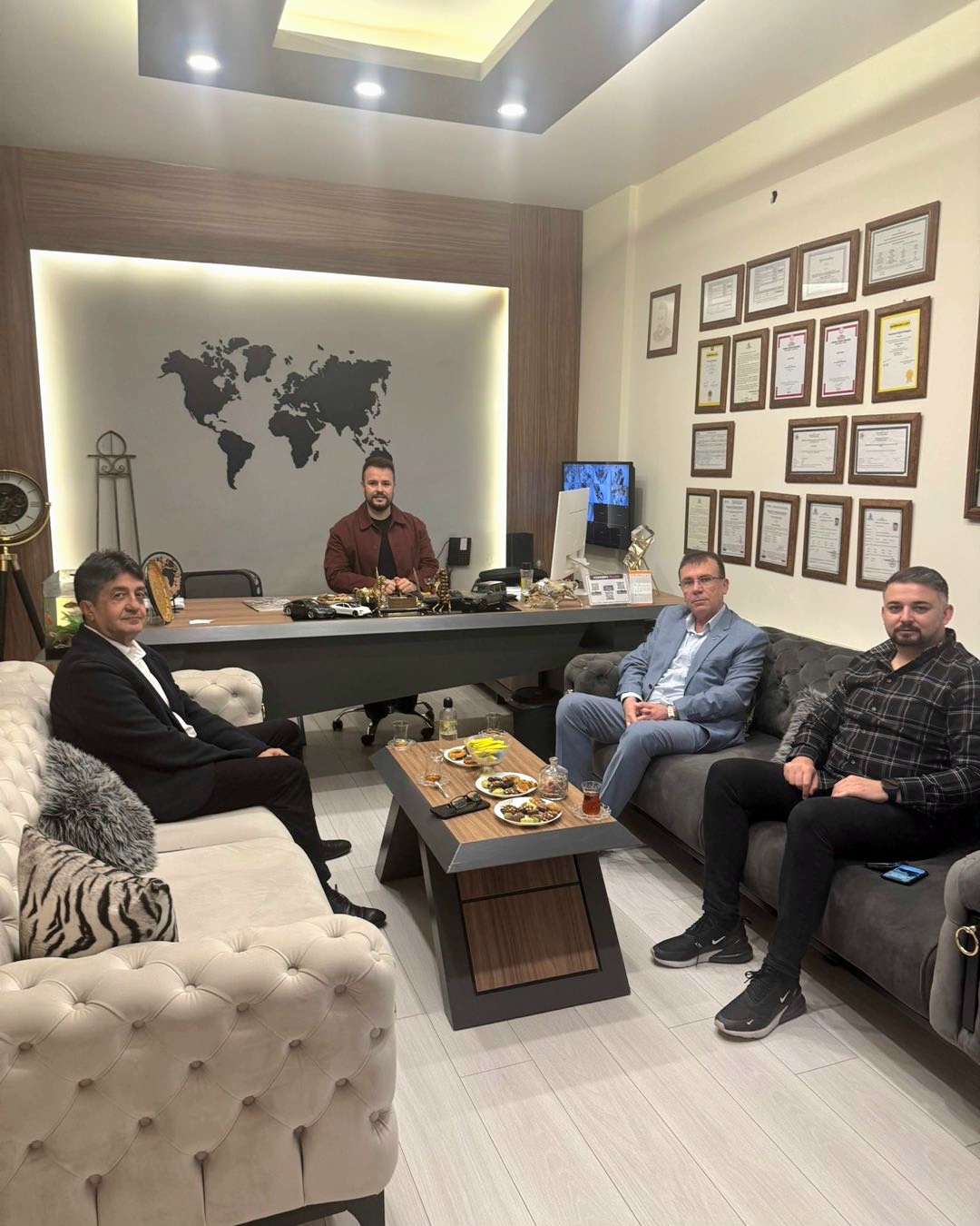 📍Bugün Ekibimiz Ile Birlikte “Si̇ze Bi̇r Telefon Kadar Yakiniz” Etkinliğimiz Çerçevesinde Emlak K...ombi̇n Iş Yeri Sahibi Mustafa Başboğa Beyfendiyi Ziyaret Ettik.misafirperverliklerinden Dolayı Teşekkür Ediyoruz.