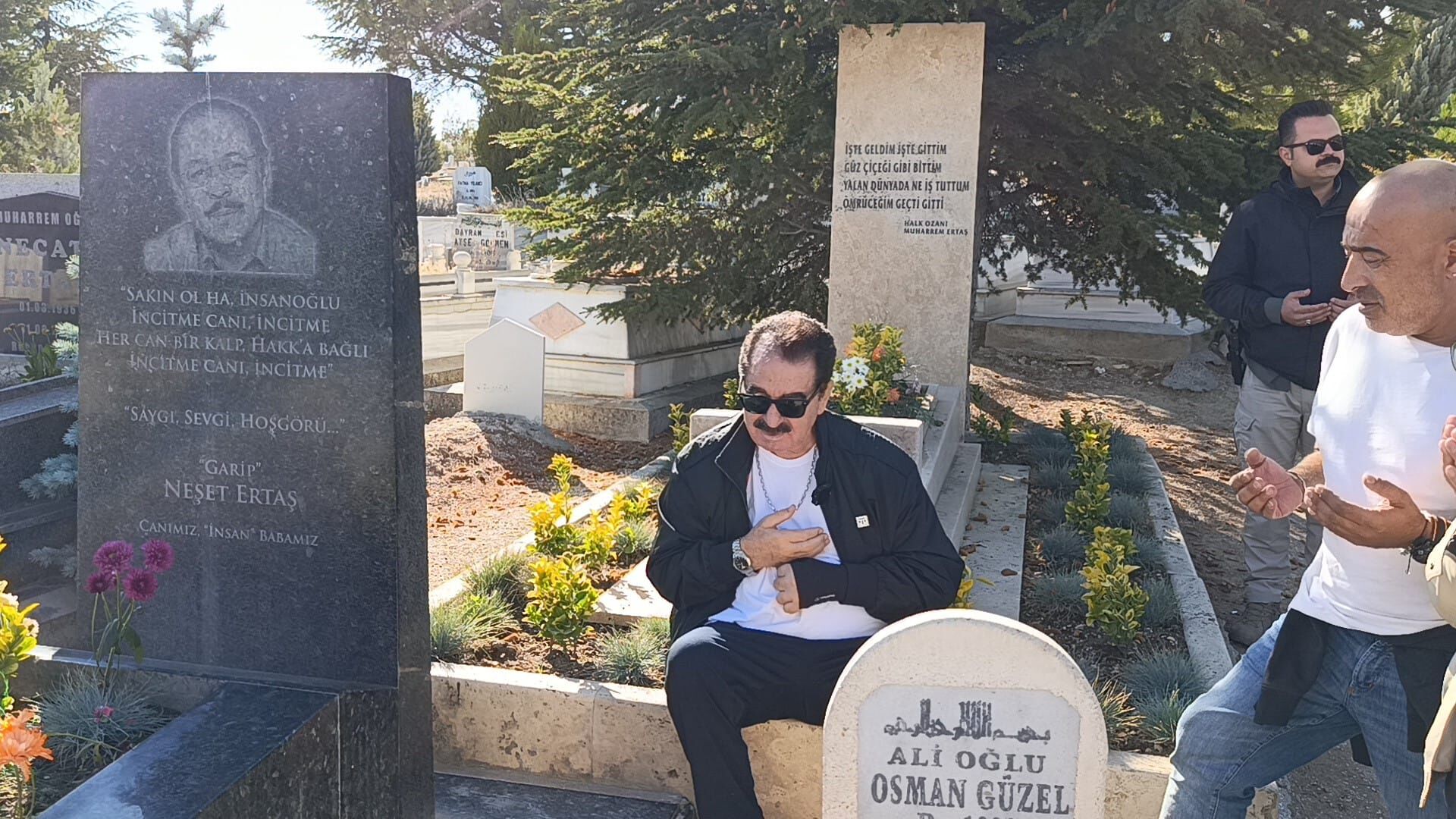 İbrahim Tatlıses, Neşet Ertaş'ın Mezarını Ziyaret Etti