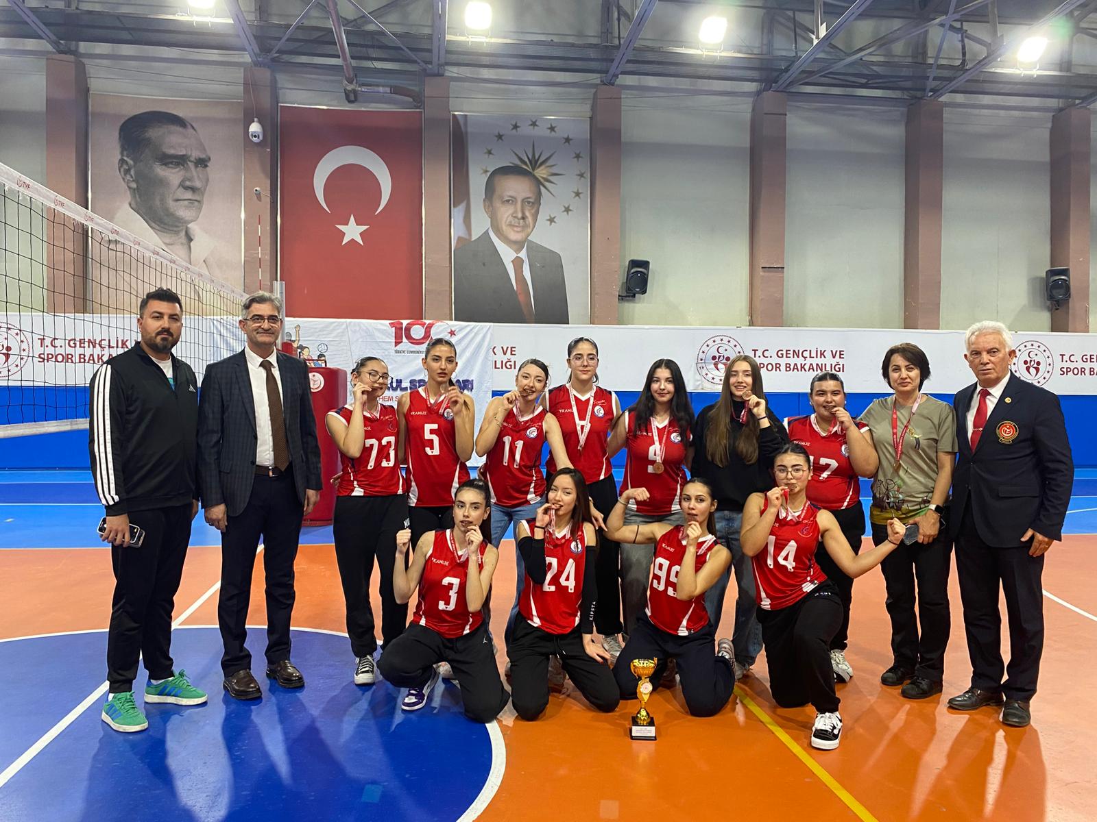 Kardelen Genç Voleybol Takımı 3. Oldu 1