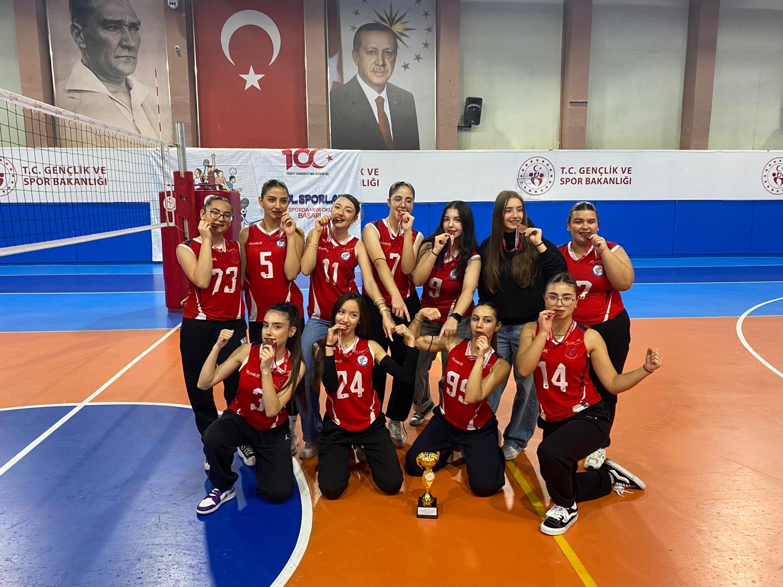Kardelen Genç Voleybol Takımı 3. Oldu 2