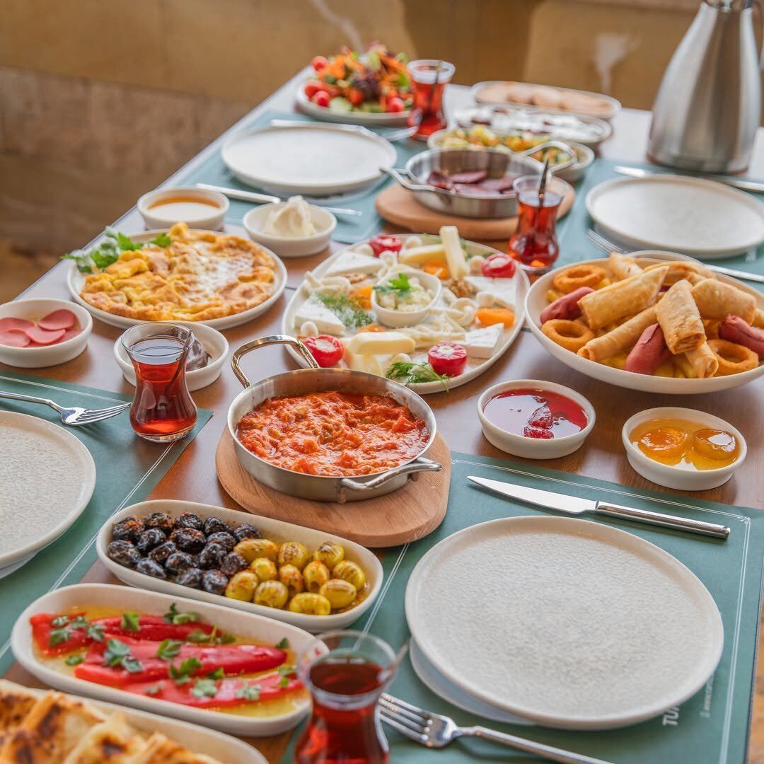 Gune Kapadokya Manzarasinda Zengin Bir Sofrayla Baslamak Ister Misinizramiz Plus Goremede Serp 1 (1)-1