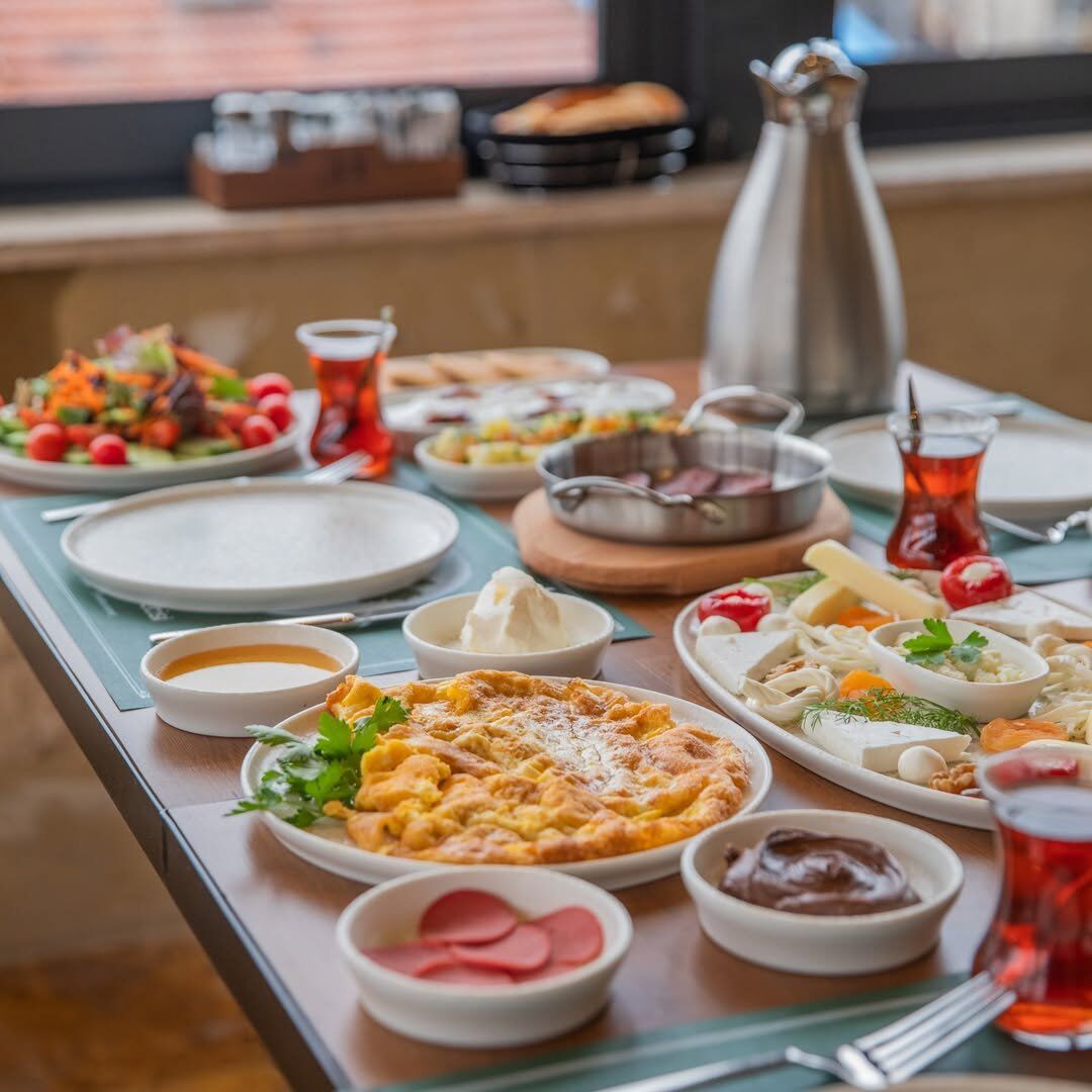 Gune Kapadokya Manzarasinda Zengin Bir Sofrayla Baslamak Ister Misinizramiz Plus Goremede Serp 1 (1)